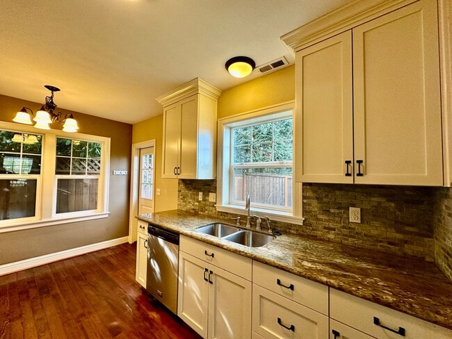 Building Photo - Remodeled Piedmont 3 Bedroom Home with Har...