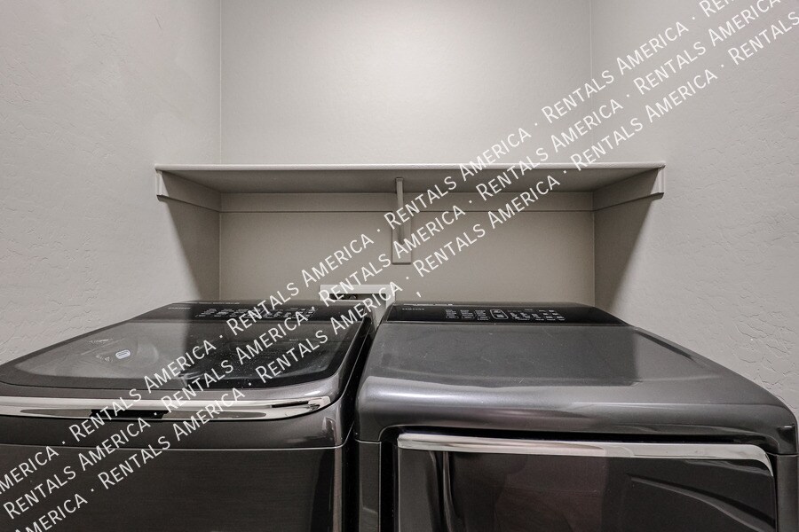 Building Photo - 4212 E Erie St