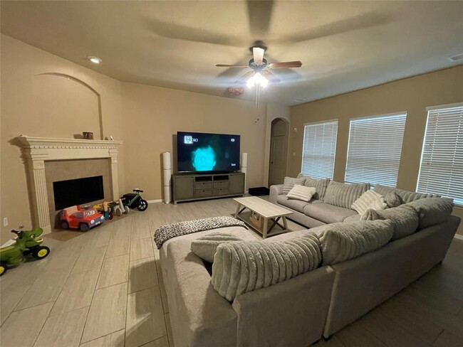 Building Photo - 2115 Mooncrest Dr