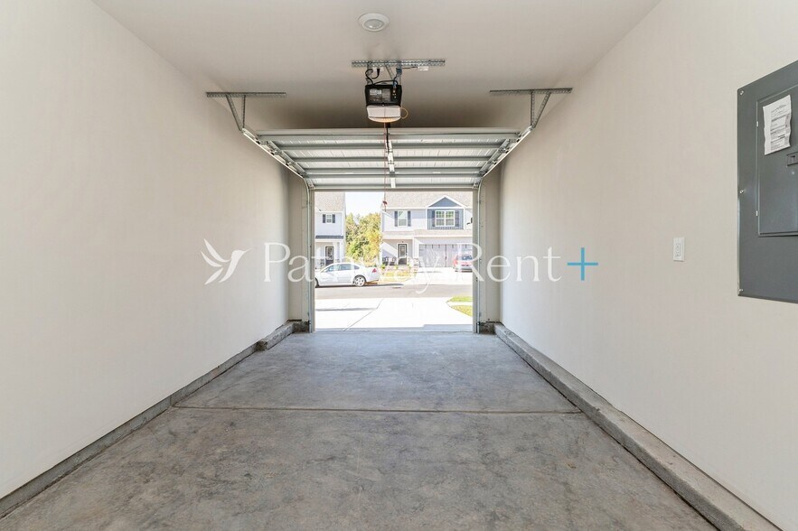 Building Photo - 8026 Moose Crk Dr