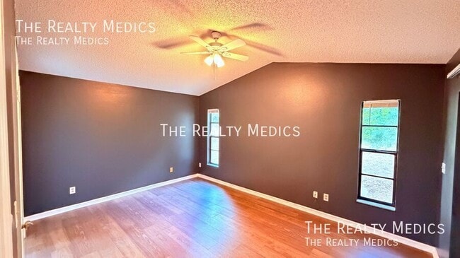 Building Photo - 104 E Osceola St