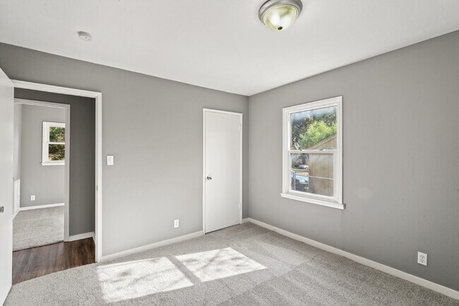 Building Photo - Welcome home to this cozy and fully updated 3-bedroom, 1-bath rental in Kansas City, KS!  1st mon...