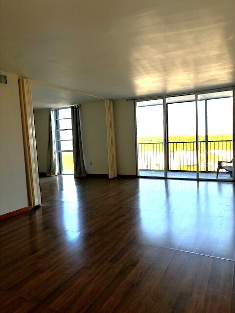 Building Photo - 2500 NE 135th St