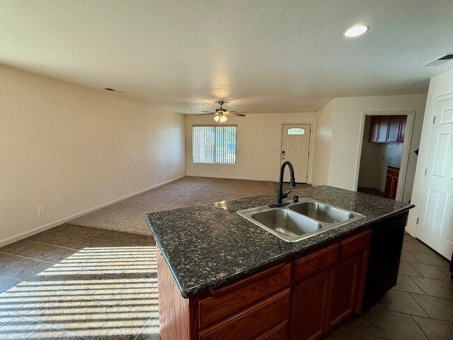 Building Photo - 3 Bedroom 2 Bath House!