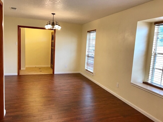 Building Photo - 2118 Endicott Ln