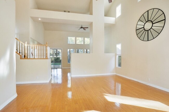 Building Photo - 4 Bedroom, Queens Ridge Guard Gated Commun...