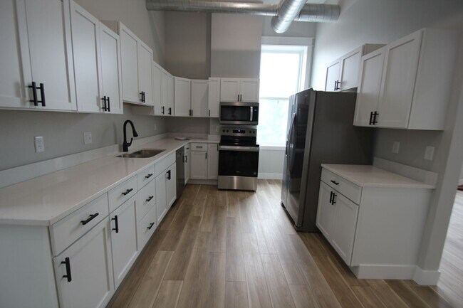 Building Photo - Beautifully remodeled 2 Bed + office apartment in Downtown Panora