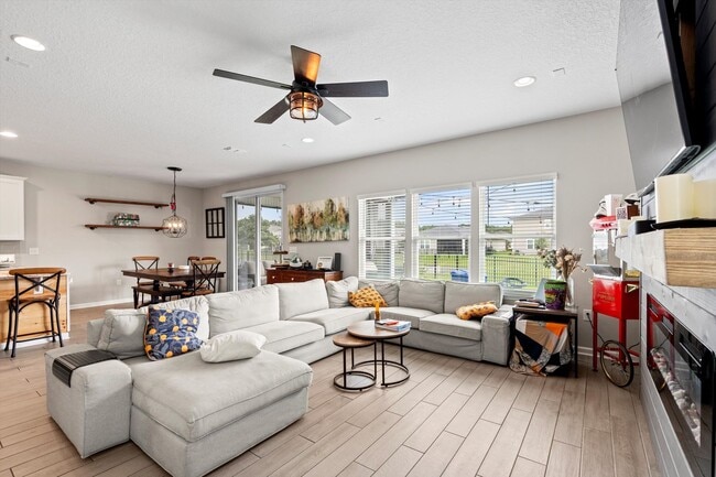Building Photo - Beautiful Home