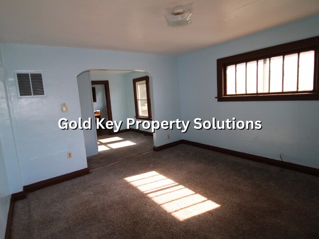 Building Photo - COMING SOON! Cute 1 BR Duplex with Dining ...