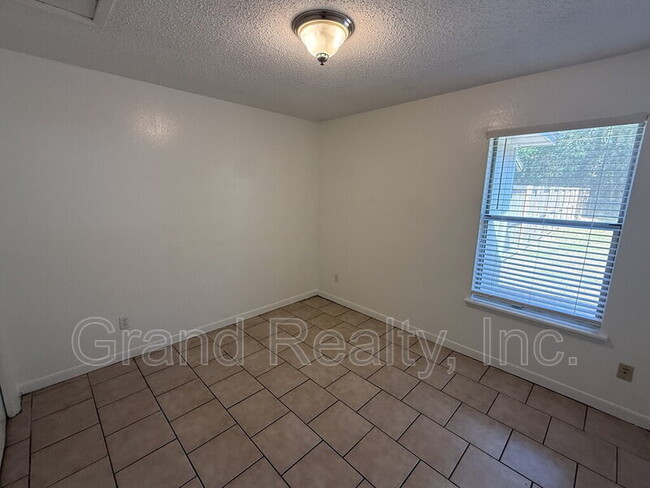 Building Photo - 4148 Charles Cir