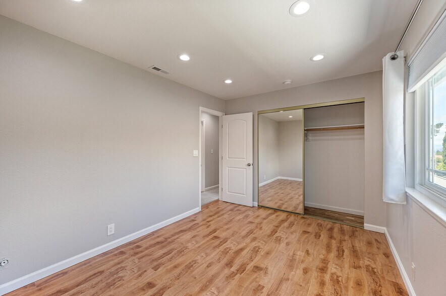 Building Photo - 3661 Slopeview Dr