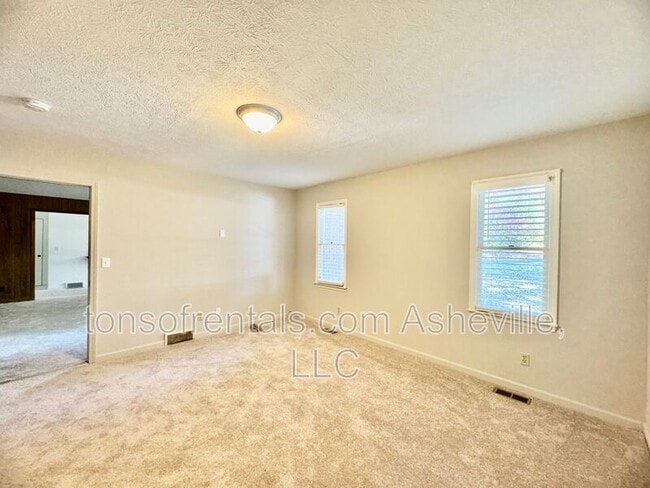 Building Photo - 136 Atwood Dr