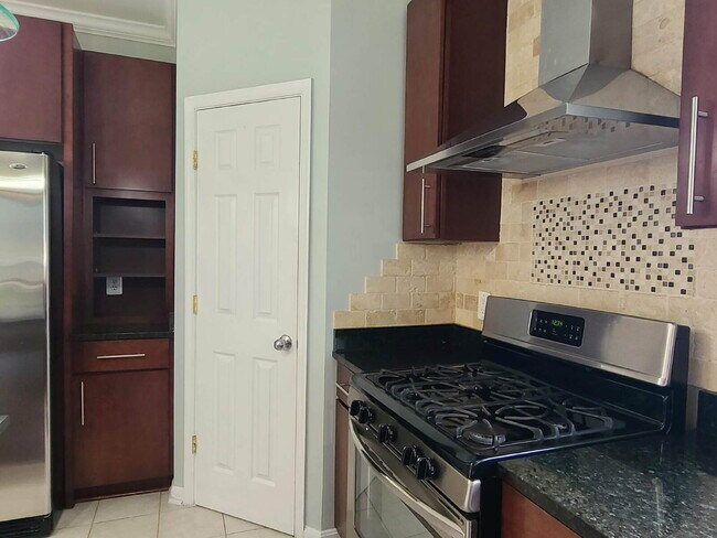 Building Photo - Gorgeous 6 BR Home, Convenient to Quantico & Commuting