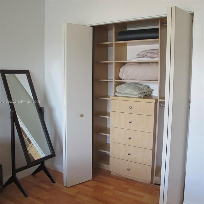 Building Photo - 400 Kings Point Dr