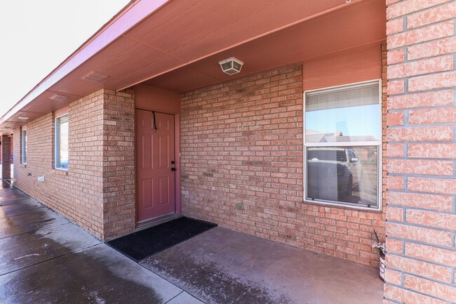 Building Photo - Private 2 bedroom, 1 bath with Fenced in B...