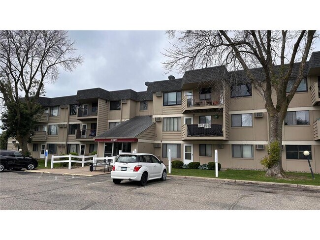 Building Photo - 4009 Heritage Hills Dr