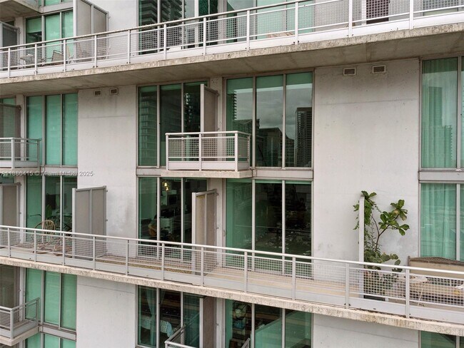Building Photo - 690 SW 1st Ct