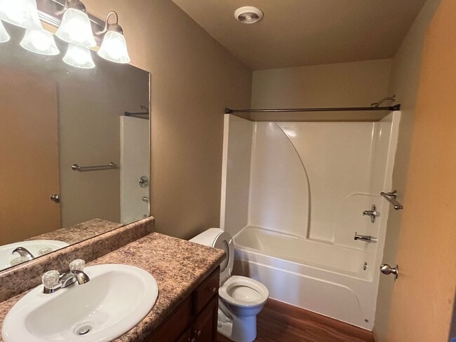 Building Photo - 808 W 13th St