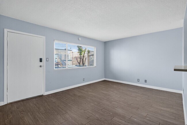 Interior Photo - 1121 Daisy Avenue