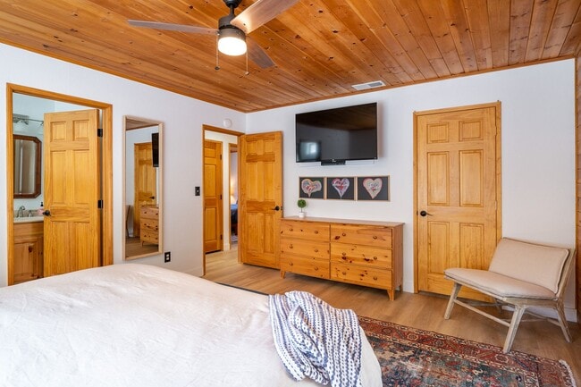 Building Photo - Charming 3 Bed Mountain Retreat | Wood Beams, Fireplace & Deck