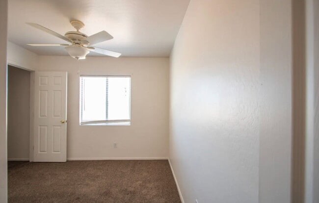 Building Photo - 13002 W Paradise Dr