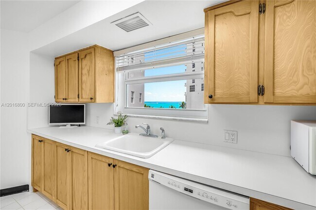 Building Photo - 4925 Collins Ave