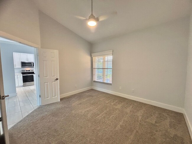 Building Photo - Charming 2 Bed, 2 Bath Home with Den in Fo...