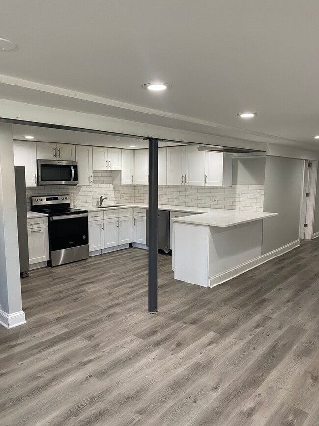 Building Photo - 5530 N Mango Ave