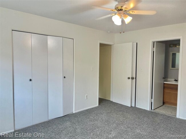 Building Photo - 688 E Fox Hills Dr