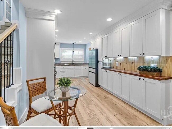 Building Photo - 115 E Coquena Cir