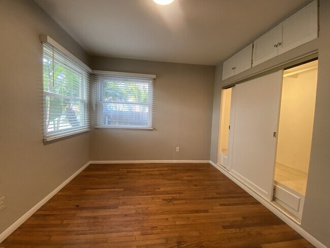 Building Photo - m529 - Mann