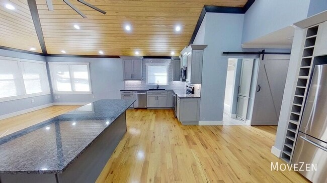 Building Photo - 208 N Sunset Dr