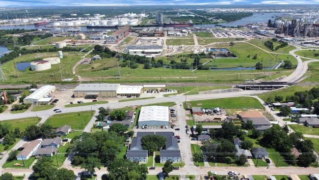 Primary Photo - 500 W Pitts Ave