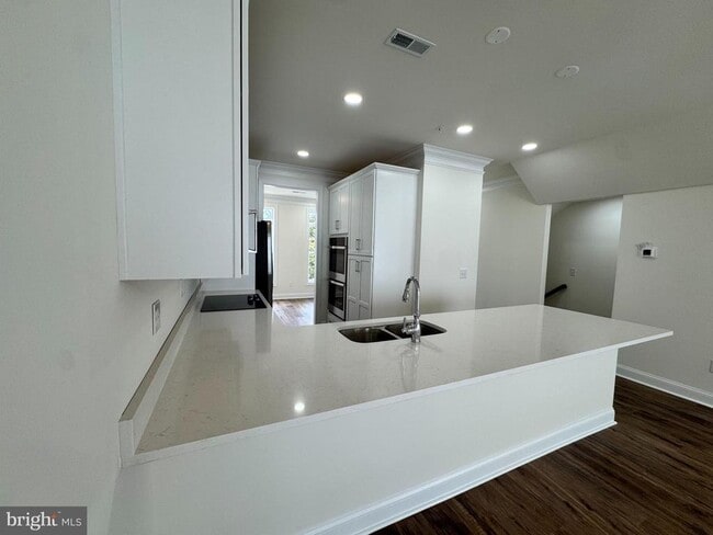 Building Photo - 300 Dixon St