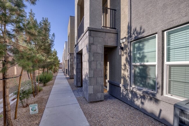 Building Photo - LIKE NEW 3 BEDROOM TOWNHOME