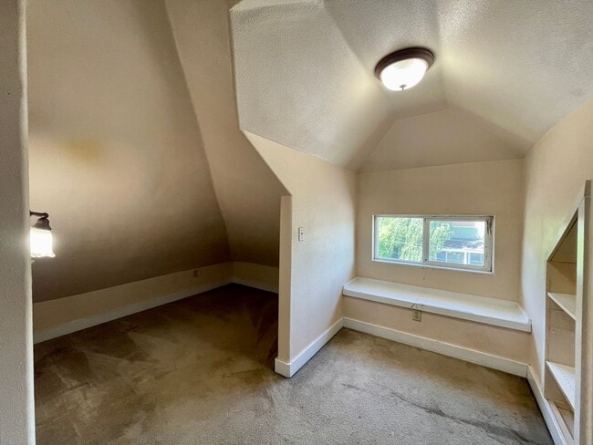 Building Photo - 4 Bed 1.5 Bath 1758sqft - Historic Charm with Renovations and so Much More!