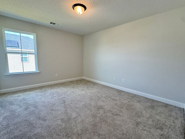Building Photo - AVAILABLE OCTOBER 2025 [PET FRIENDLY]