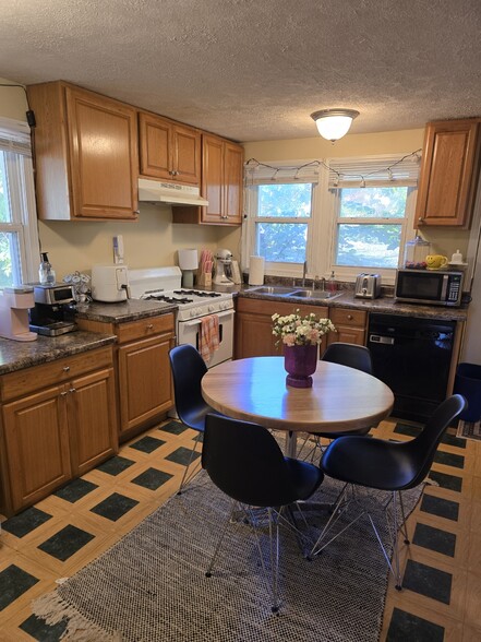 Building Photo - 1120 N Lincoln St