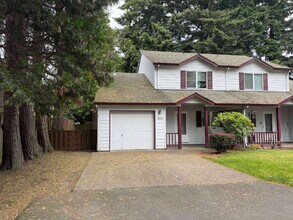 Building Photo - 3 Bedroom / 1.5 Bathroom Duplex Unit - Nearby Transportation, Milwaukie Marketplace and King Road...