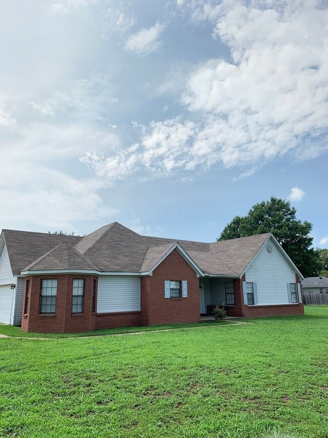 Building Photo - 3Bed/2Bath Home/Corner Lot/2 Car Garage an...