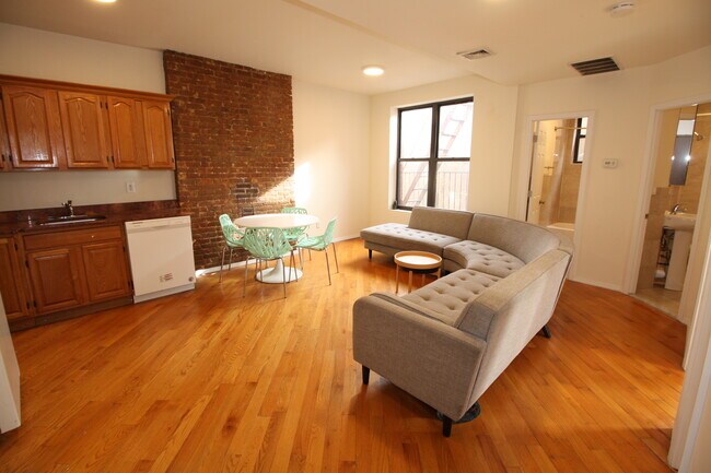 Primary Photo - 302 Pleasant Ave
