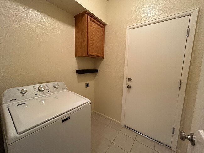 Building Photo - 7025 Sandy Souza Way