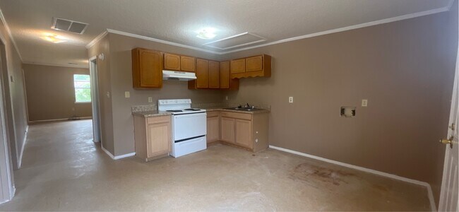 Building Photo - 310 Carriage Ln