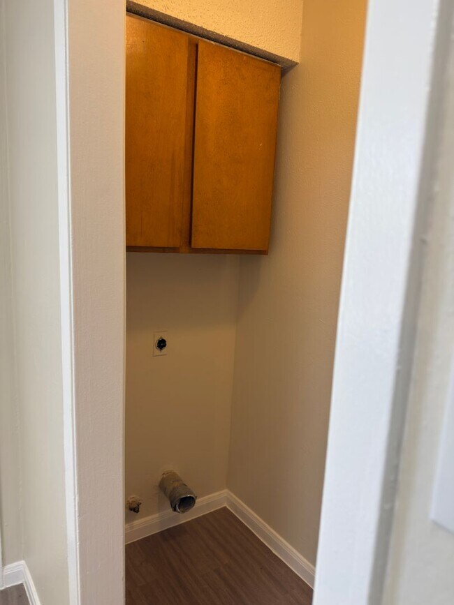 Building Photo - 1614 W Braker Ln