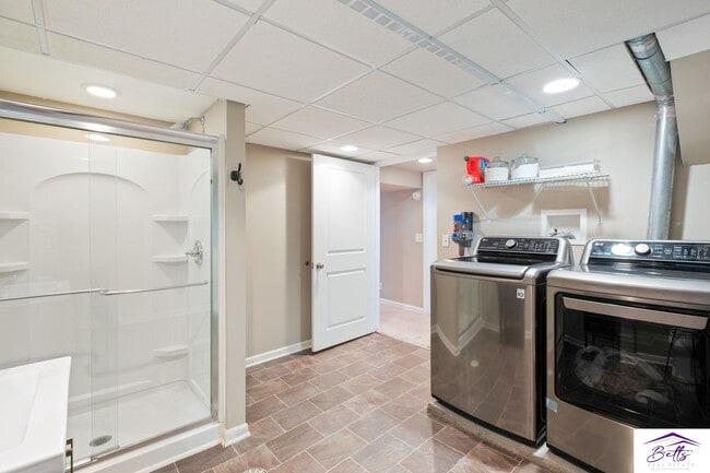 Building Photo - RENTAL PENDING!