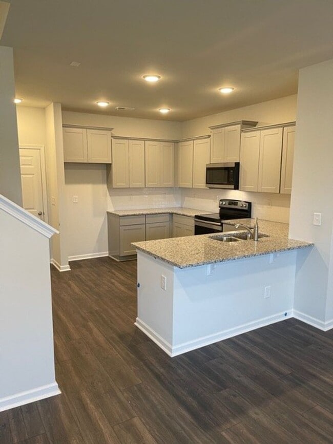 Building Photo - Stunning condo is South Murfreesboro