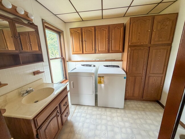 Building Photo - 609 N Edmunds- 3 bedroom, 1.5 bathroom house with a large garage, off street parking and central AC.