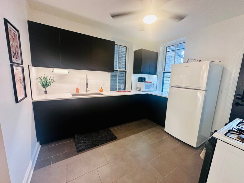 Building Photo - 2014 N Oakley Ave