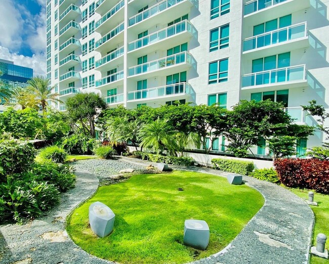 Building Photo - 999 Brickell Ave