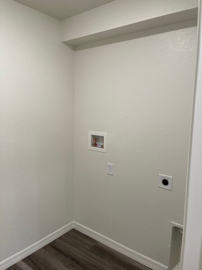 Building Photo - Like new 3/2/2 with screened in porch! Located close to the beach, shopping, parks and so much mo...